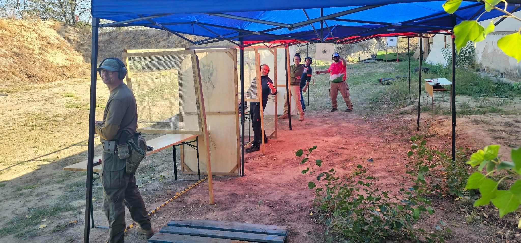 Több klub tagjai együtt a lőállásban
