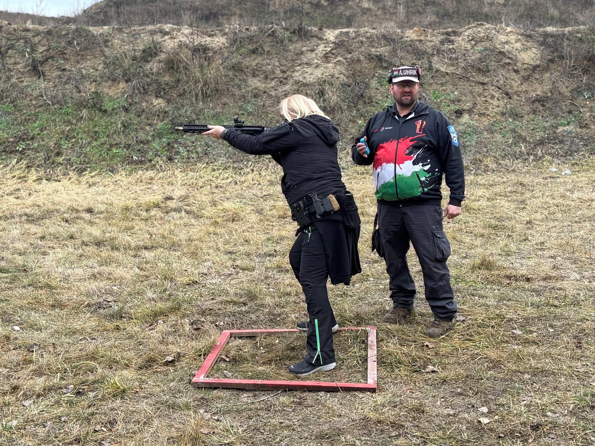 Lövészetvezető egy puskával lövő mellett